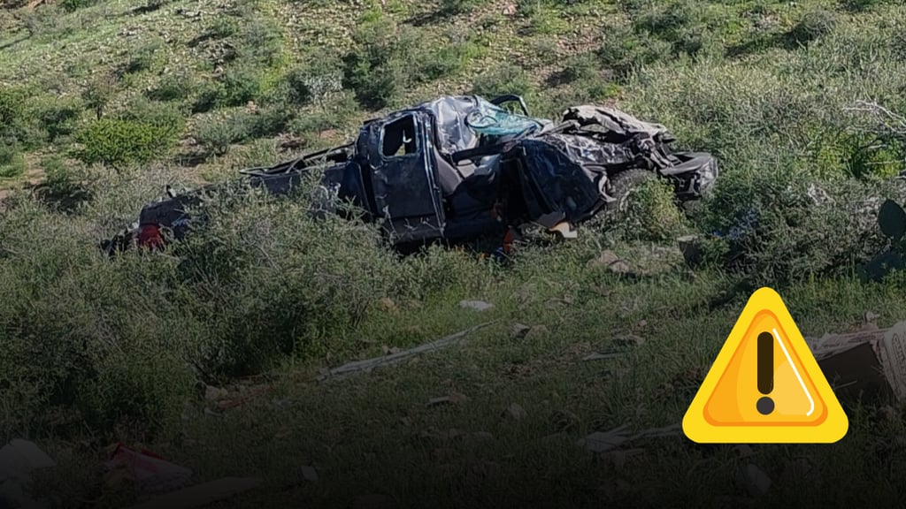 Localizan camioneta desbarrancada en El Oro; hay un fallecido, sin identificar