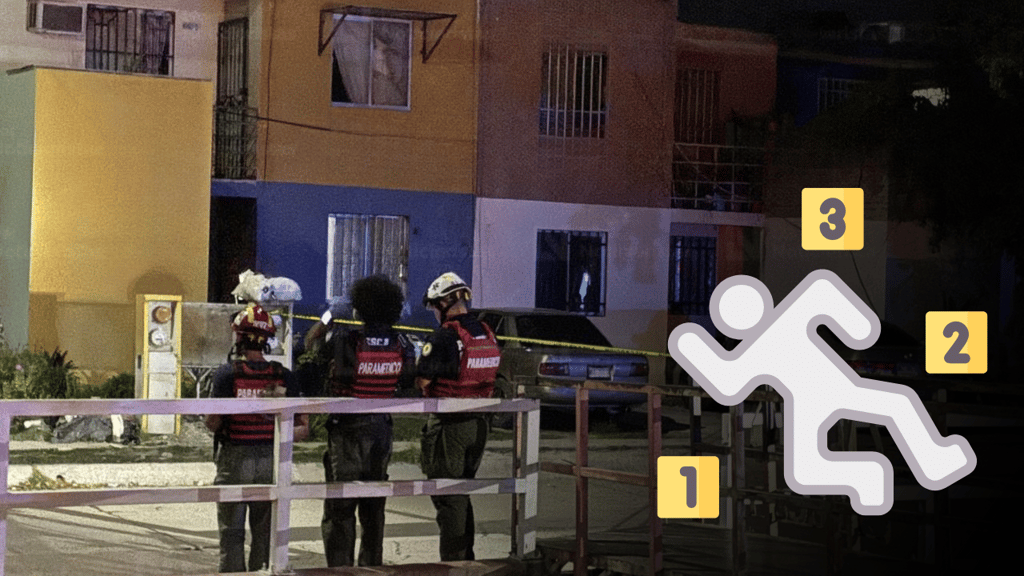 Frente a su casa, asesinan a balazos a una mujer; hombres en motocicleta la atacaron