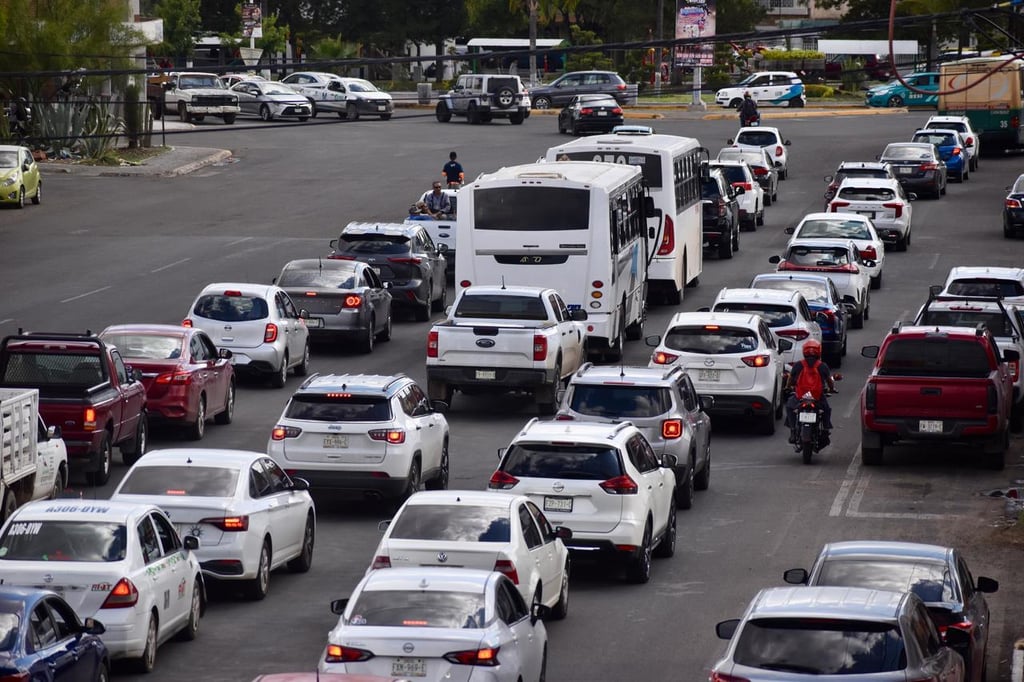 Calles principales. En derivadas ocasiones, las principales calles se suelen llegan por varias razones; una de ellas es el uso del teléfono mientras los conductores esperan que la luz verde se encienda.














