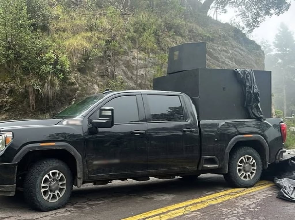 Acción. La Defensa decomisó una camioneta con blindaje artesanal, en la cual había diversos artículos como cargadores, municiones y ponchallantas.