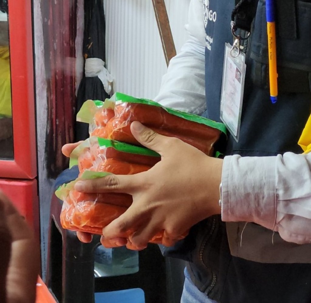 Consumir alimentos caducos representa un riesgo para la salud de las personas.