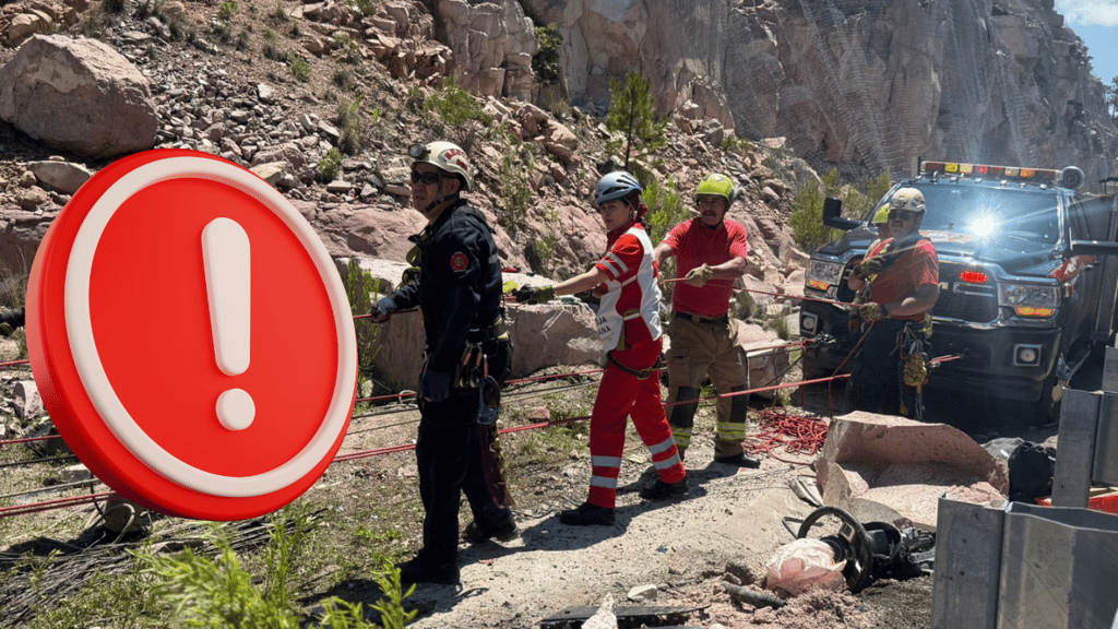 Reportan volcadura sobre la supercarretera Durango-Mazatlán; camioneta se fue a un voladero