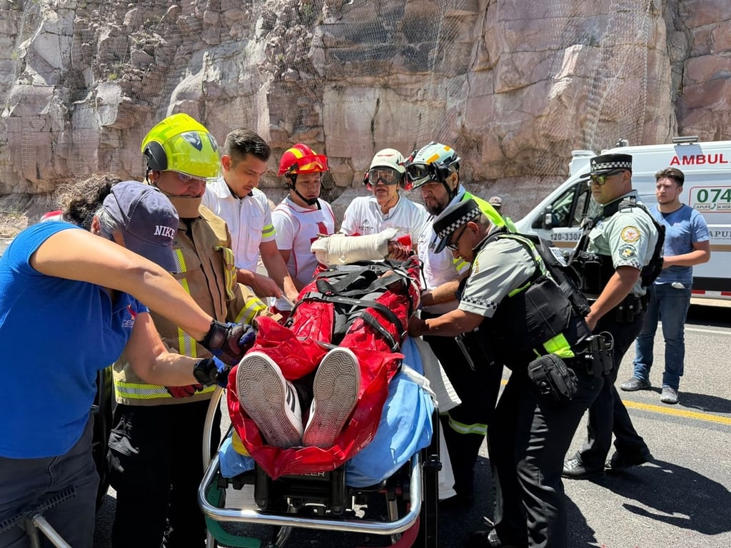 Caso. Un elemento franco de la Guardia Nacional cayó en una camioneta marca Jeep, línea Cherokee, de una altura aproximadamente 90 metros; fue rescatado con vida.