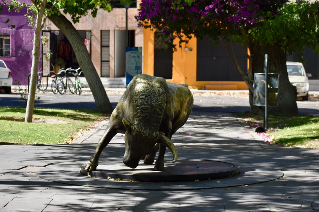 El toro de Alamedas. Desde hace poco más de un año, se tiene registro de robo en esta escultura en el pleno corazón de las Alamedas; a dicha pieza le faltan tanto la cola como su cuerno izquierdo.