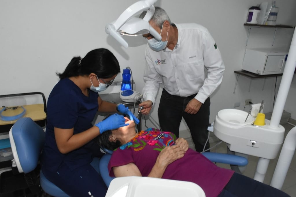El DIF también lleva atención odontológica hasta las comunidades a través de brigadas móviles.