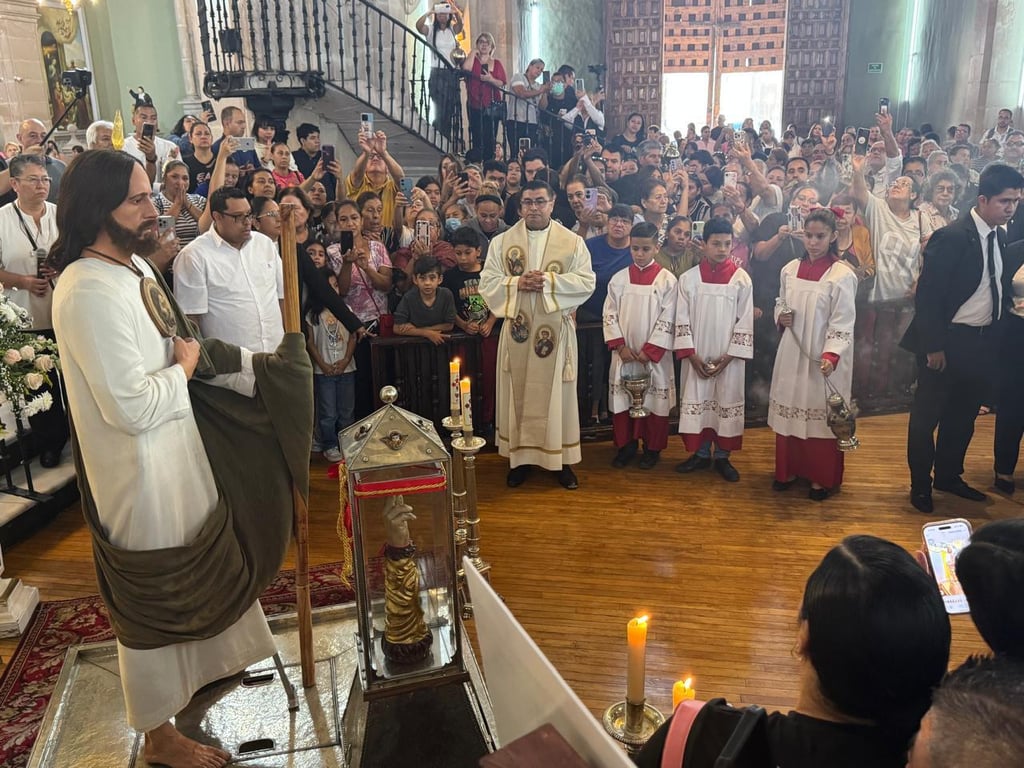Ritual. Se esparció incienso y se encendieron velas al interior de la Catedral de Durango.