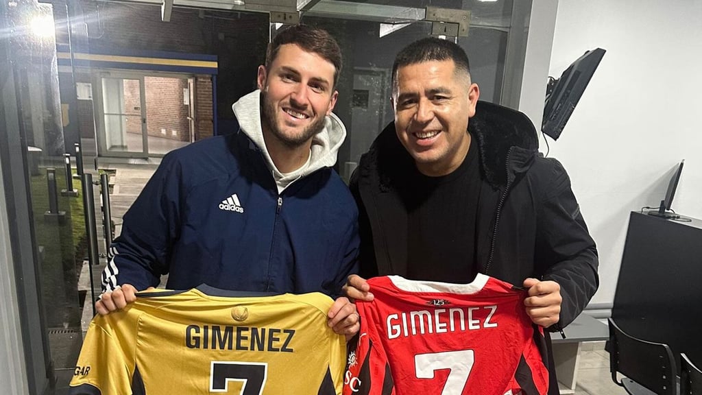 Viaje. El jugador mexicano estuvo presente en La Bombonera e intercambio playeras con Juan Román Riquelme, leyenda del club.