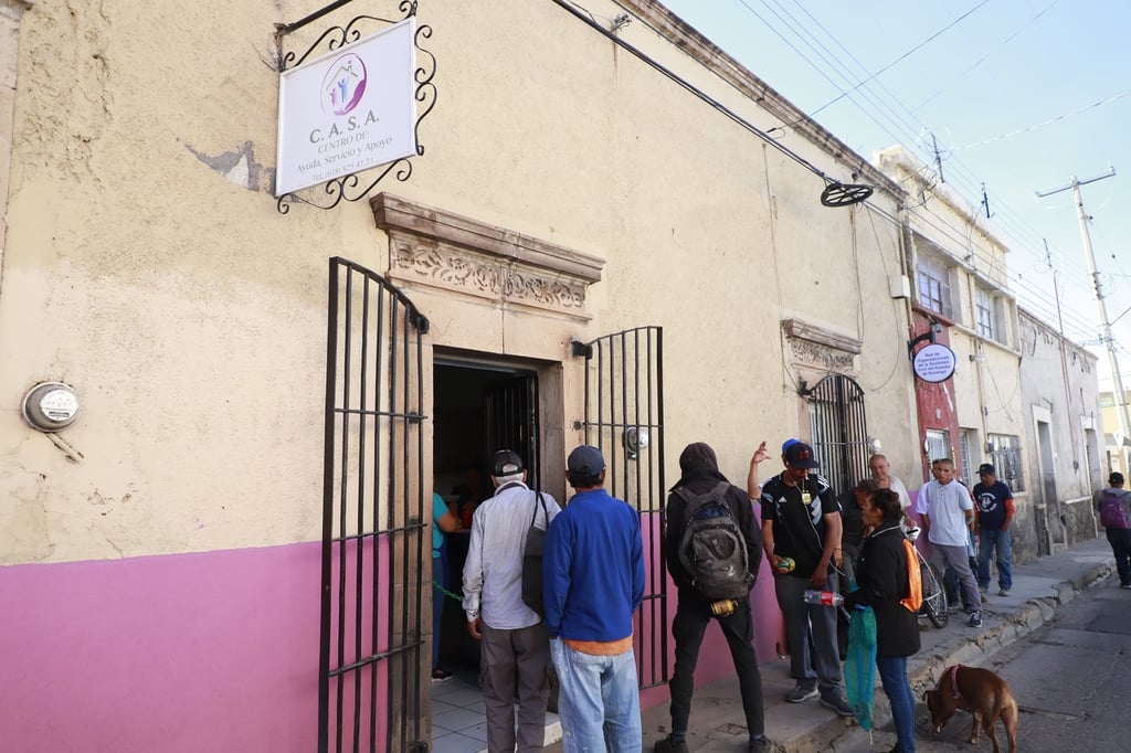 Muy temprano acuden personas a recibir un refigerio para empezar su día.