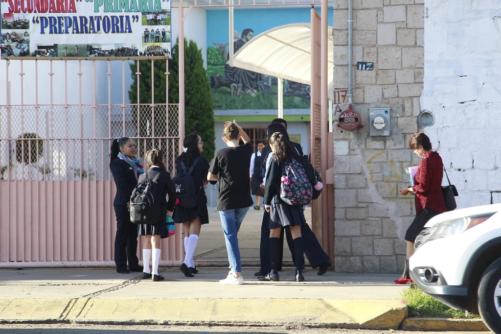 Uniformes. No se debe condicionar a los padres a adquirir uniformes nuevos ni con un solo proveedor; es necesario dejar que se elija donde le conviene más hacer la compra.