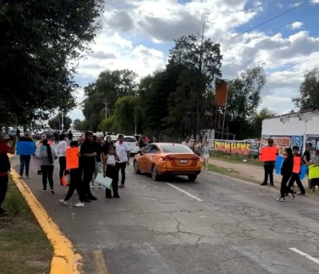 Cerraron circulación de ambos lados lo que generó molestia de los conductores.