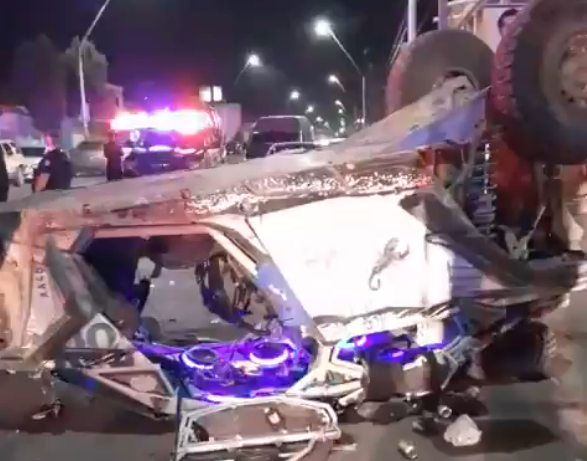 Accidente. Conductor de un vehículo tipo RZR arrolló a dos jóvenes motociclistas; uno de ellos murió en el hospital, a pesar de los esfuerzos de los médicos.