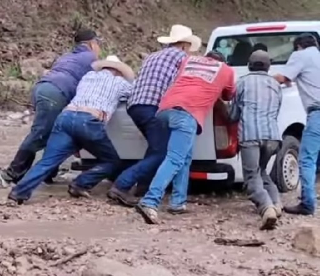 Camioneta atascada. La imagen que se puede apreciar representa algo que se registra regularmente en la zona; ponchaduras y camionetas atascadas.
