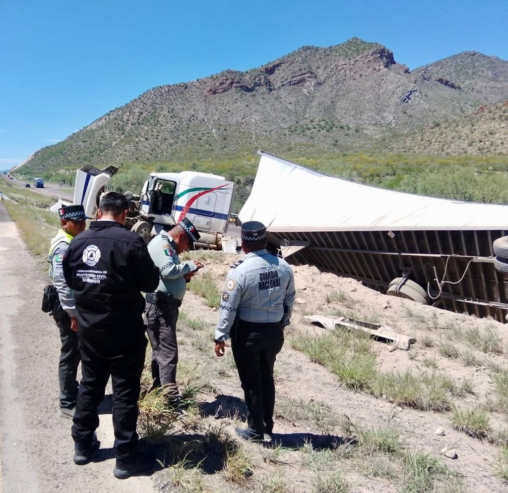 Accidente. Un camión cargado con cartón se volcó en la autopista Durango-Gómez Palacio.
