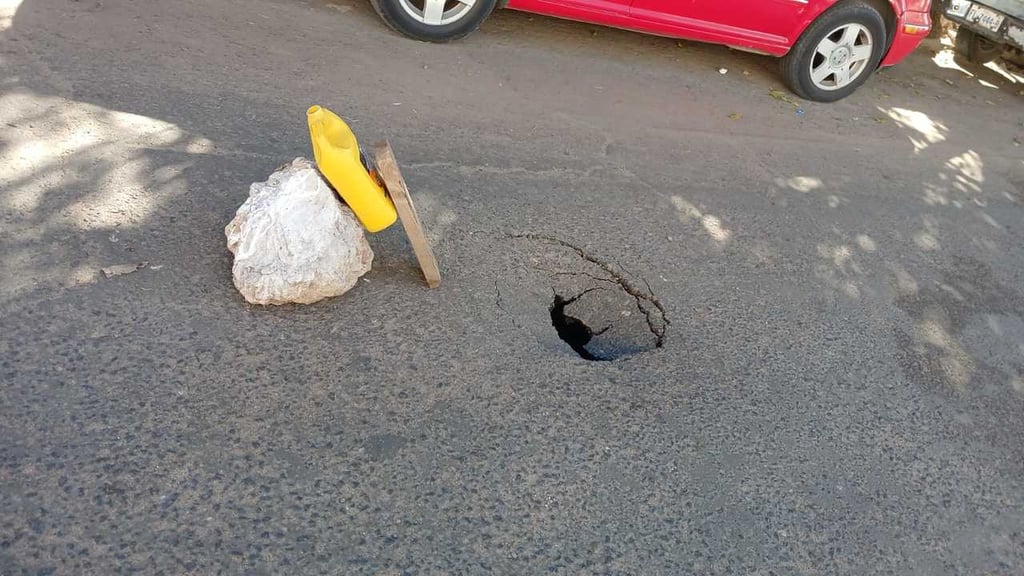 Un socavón se formó en una de las calles más transitadas de la colonia Santa María.