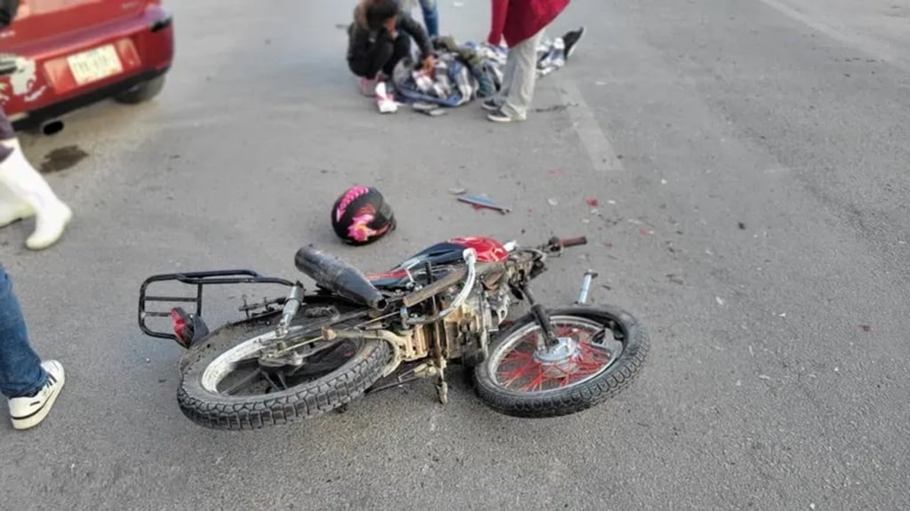 Mujer internó dar vuelta en U y un motociclista se estrelló con su vehículo; este último se encuentra grave en el IMSS.