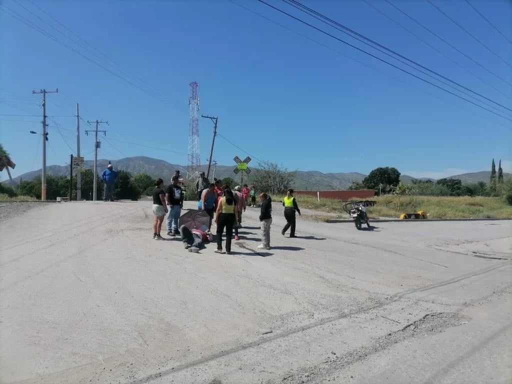 Caso. Un motociclista resultó lesionado al ser embestido por una camioneta, cuyo conductor optó por huir del lugar.