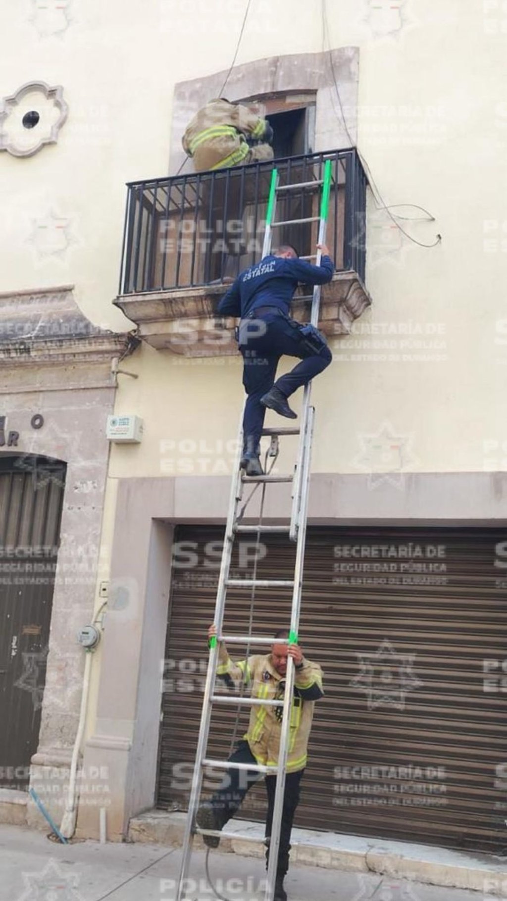 Acción. Policías y Bomberos rescataron a ancianita que se quedó encerrada en su casa.
