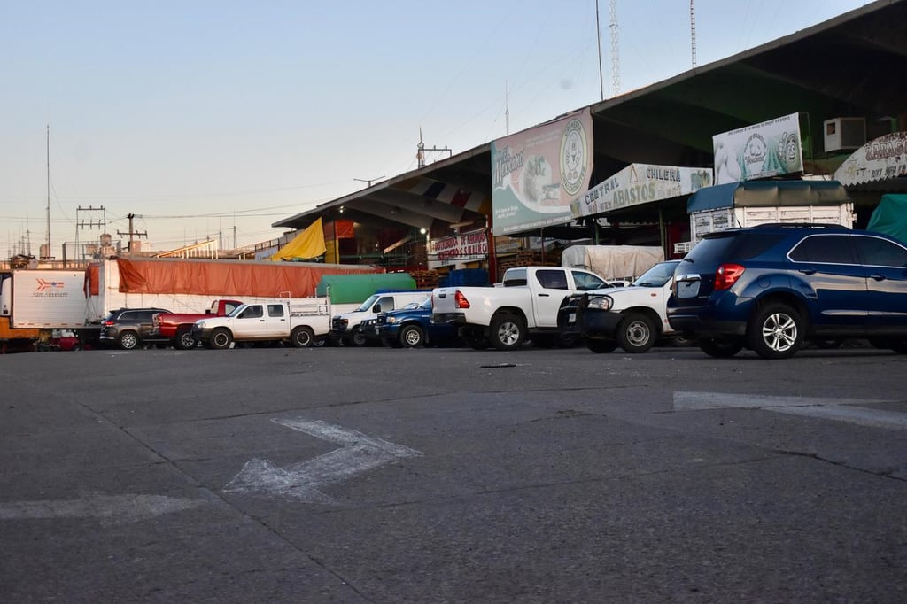 Desde temprano. Alrededor de las cinco de la mañana, varios comerciantes acuden dispuestos a darlo todo en el trabajo para poder vender la mercancía que les llega día con día sin excepciones.