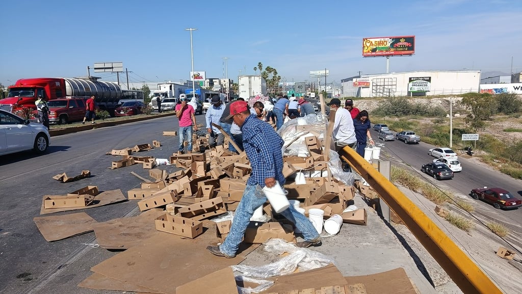 Accidente. Se desprende caja de tráiler en puente Solidaridad, ubicado en Gómez Palacio