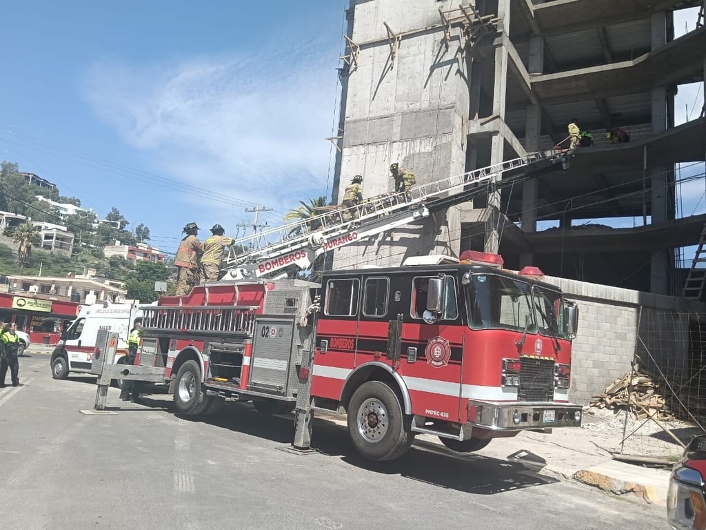 Un joven de 20 años de edad sufrió quemaduras por descarga eléctrica, en un accidente laboral en un edifició en Durango.