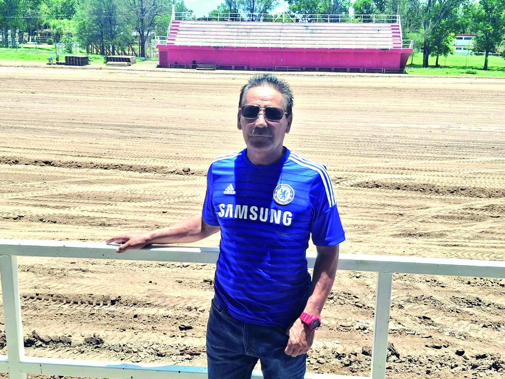 Encargado. Por casi 40 años Mauro el 'Alacrán' González ha sido el encargado de los campos de la Prepa.