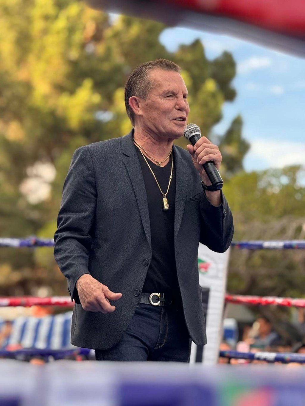 Declaración. Julio César Chávez, leyenda del boxeo mexicano, habló para medios en su llegada a México y compartió la difícil situación de su hijo, Julio César Chávez Jr., detenido en Los Ángeles por agentes del ICE.