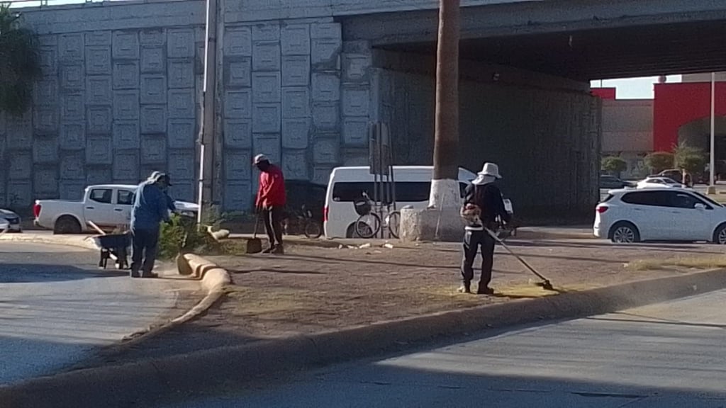 Labores. El personal llevó a cabo una limpieza integral que incluyó desmalezado, recolección de residuos sólidos y retiro de escombro acumulado a los costados de la vialidad.