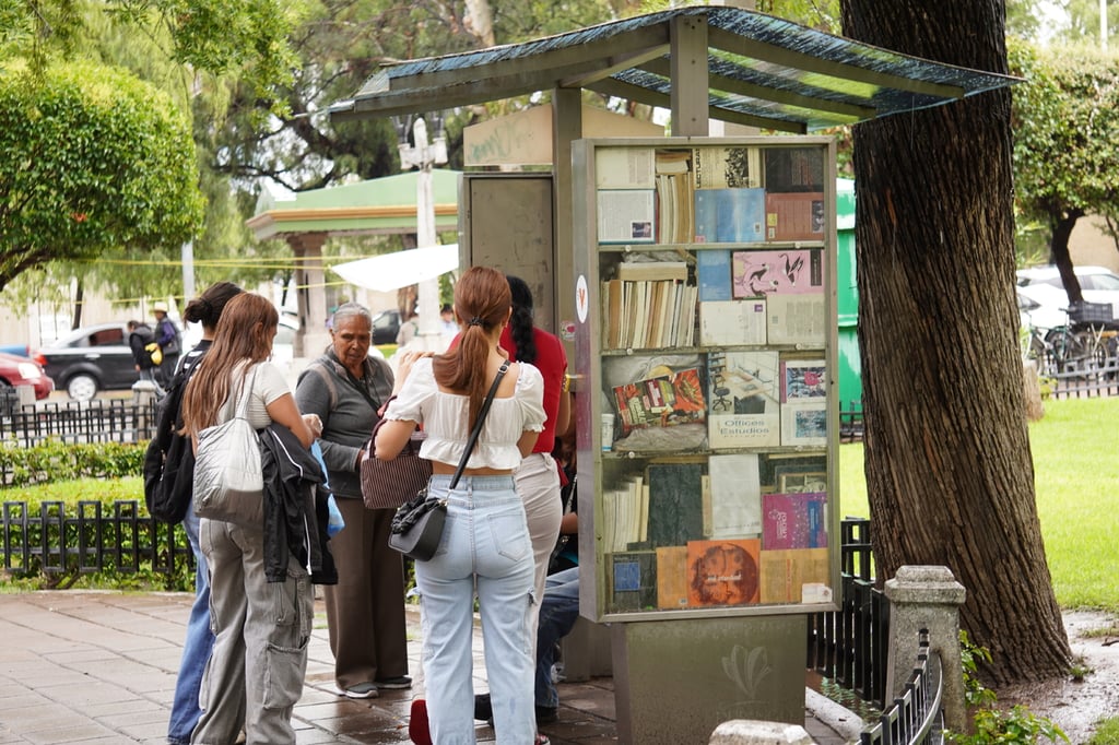 Modo. Sin importar el clima o la hora, Martínez llega todos los días a acomodar este lugar.