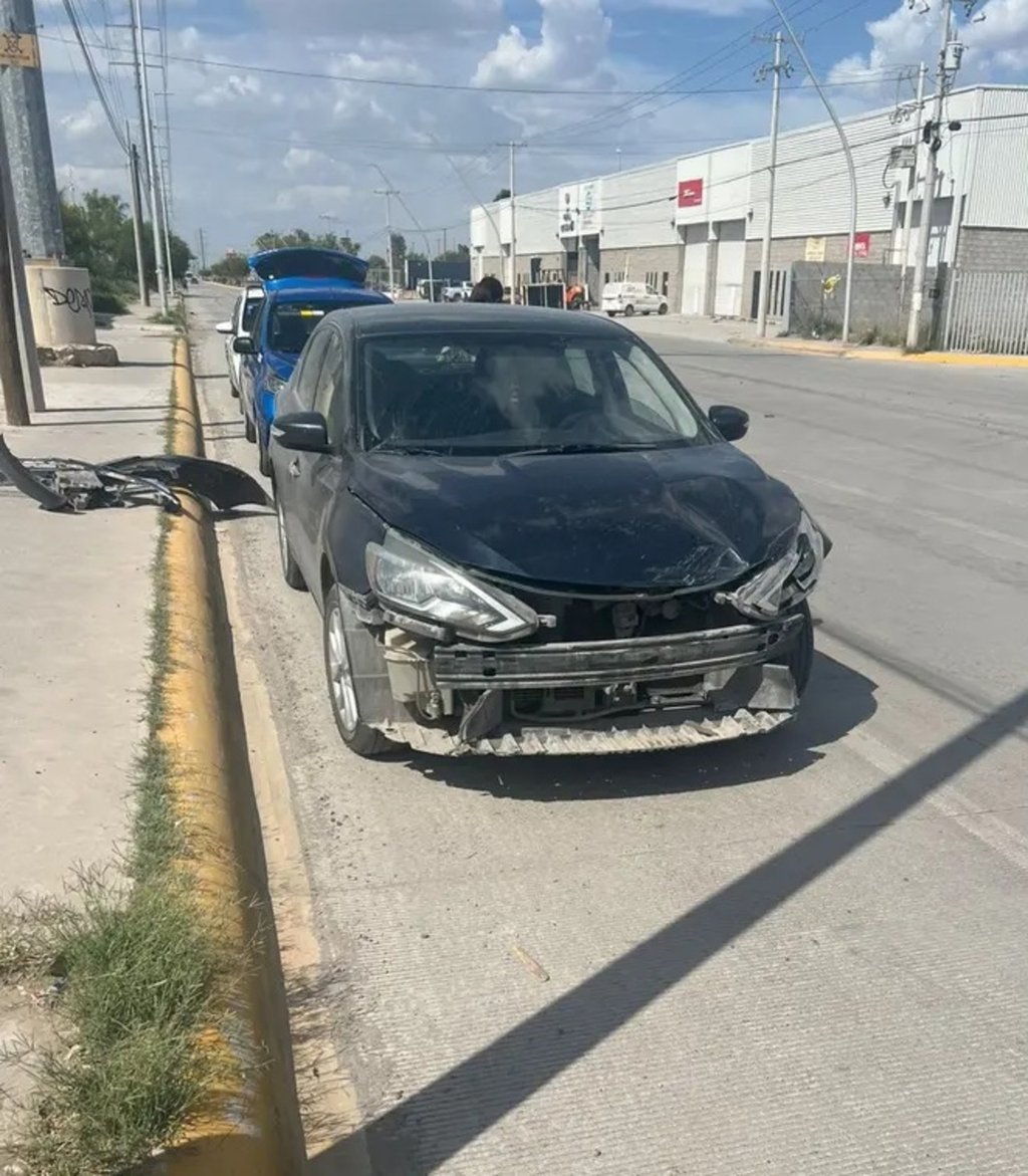 Situación. Chocaron una camioneta y un sedán frente a la colonia Veredas de Santa Rita, en Gómez Palacio.