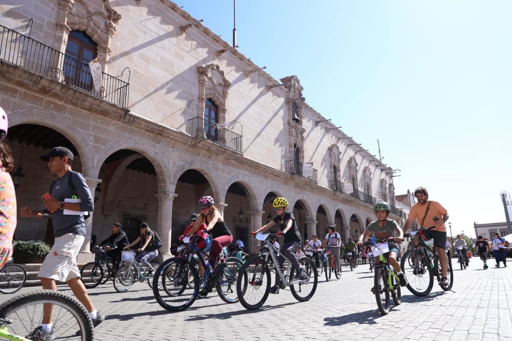 Familiar. En bicicleta, patines, patineta o simplemente caminando, los participantes podrán visitarr los recintos.