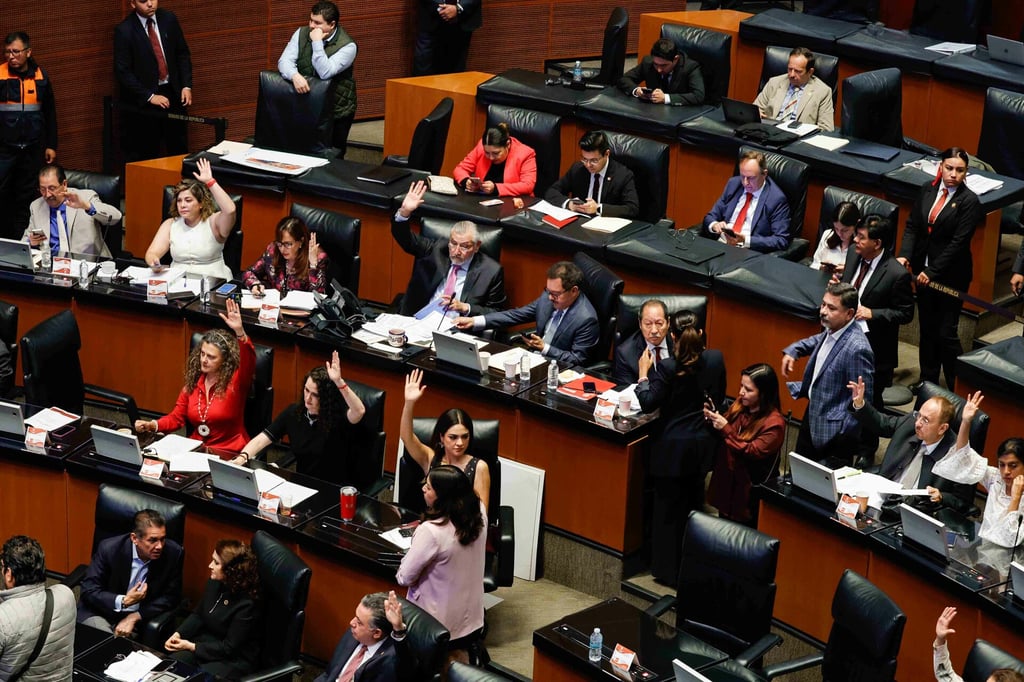 Olvida el Senado su lema de austeridad