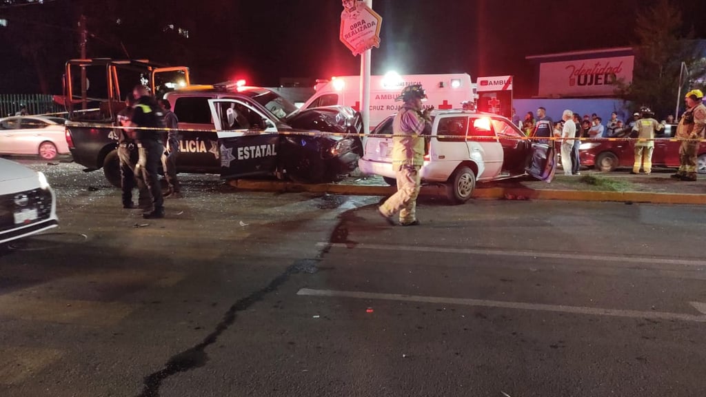 Patrulla de la Policía Estatal choca con auto afuera del IMSS Durango