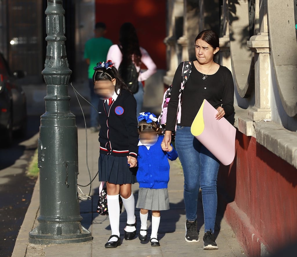 Uniforme. El calzado para niñas y niños es un artículo básico de uso diario y parte del uniforme escolar.