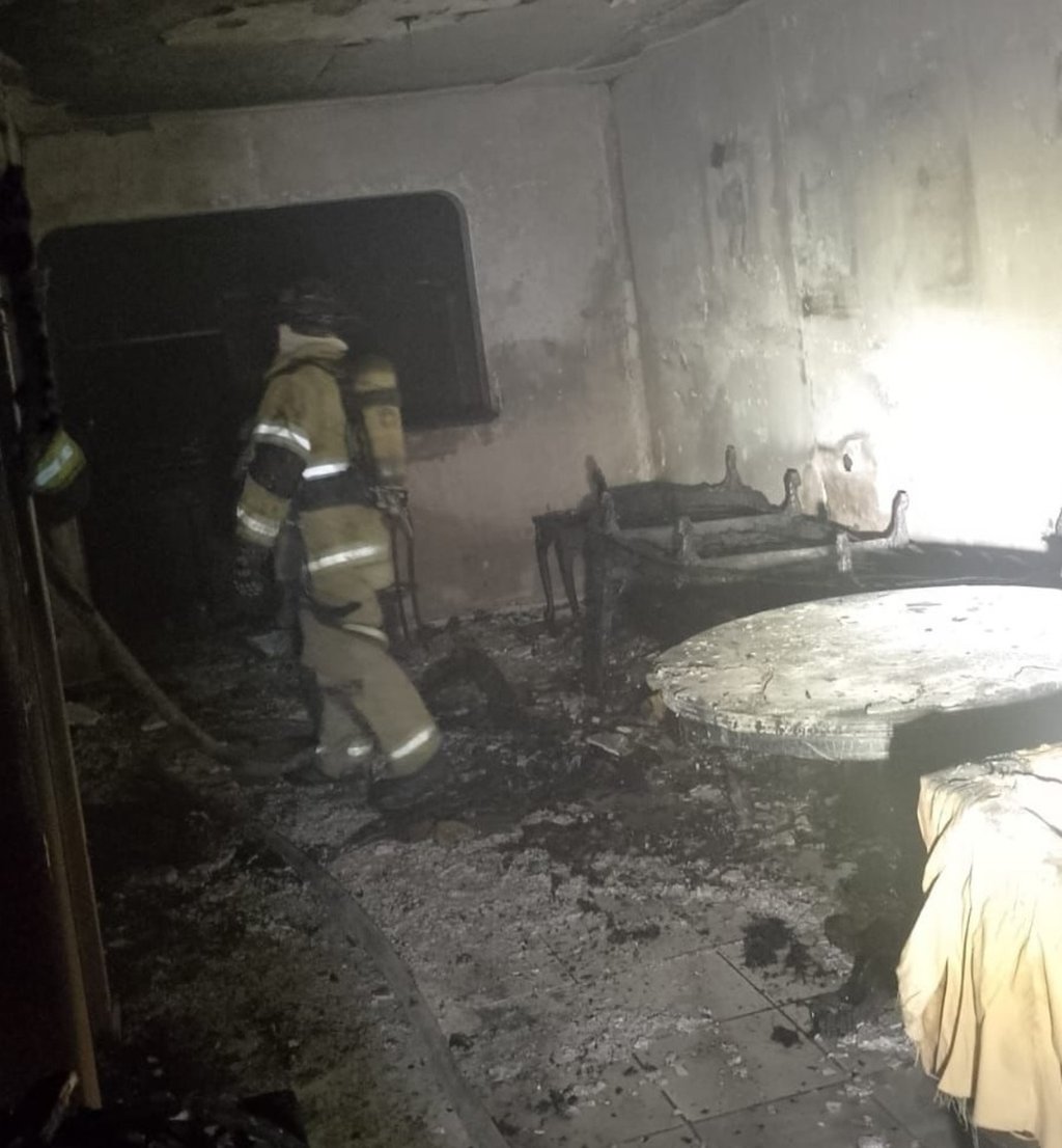 Acción. Bomberos sofocaron un incendio de casa habitación, presuntamente provocado por una persona adicta las drogas.