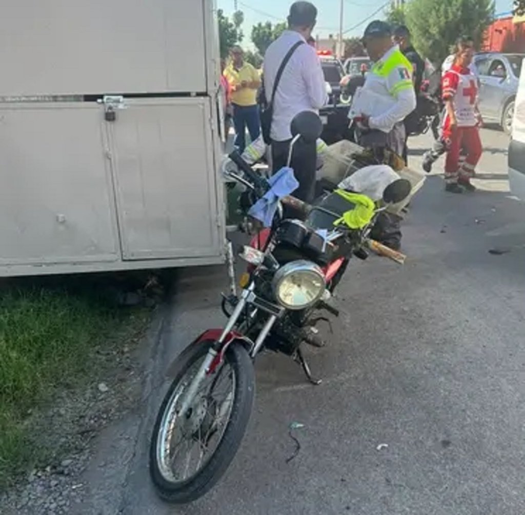 Accidente. Motociclista de 64 años resultó lesionado tras choque con taxi en Gómez Palacio.