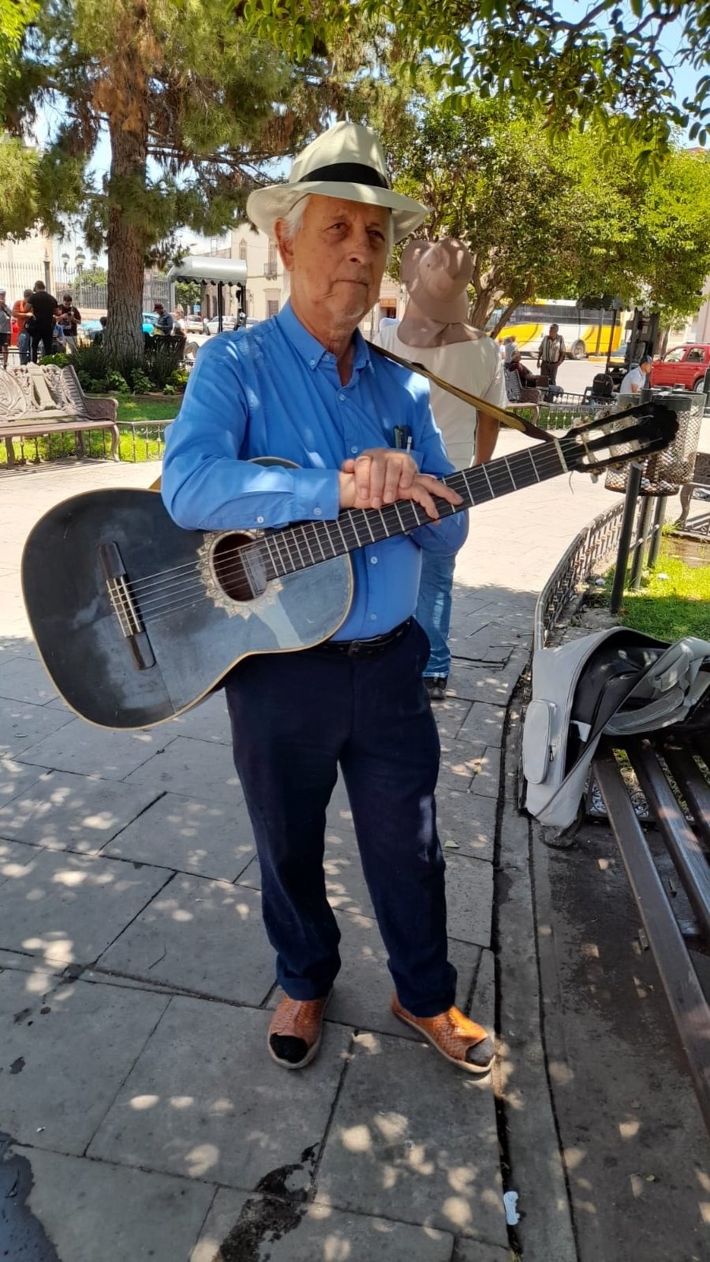 Músico. Desde los 11 años tuvo acercamiento con la guitarra.