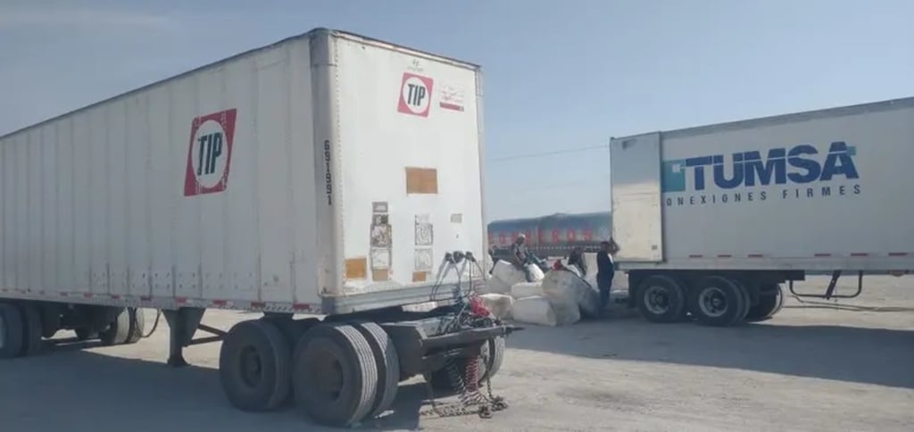 Labor. Se registró un incendio en tráiler cargado con pacas de algodón en Gómez Palacio.