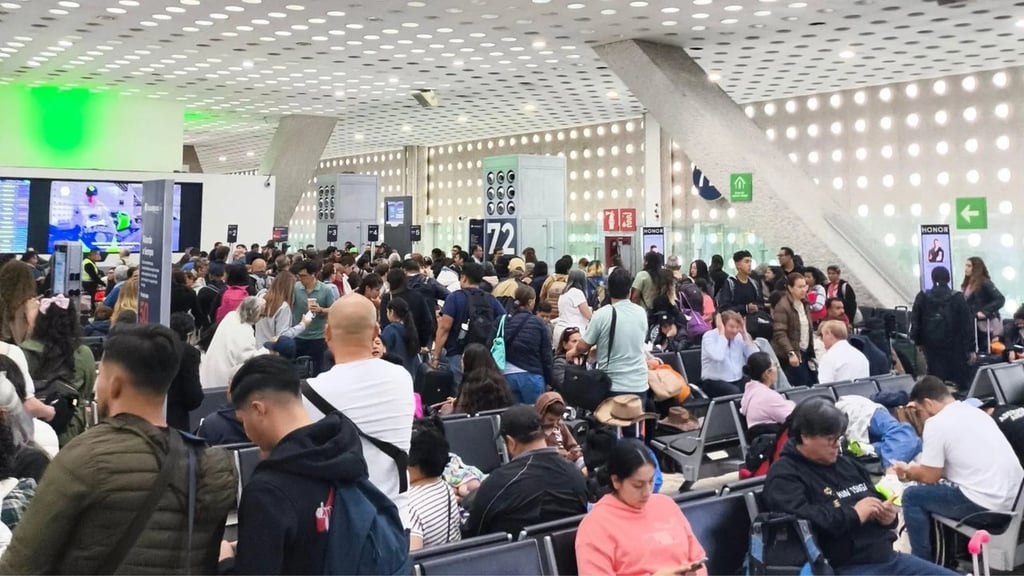 Retraso. Las lluvias provocaron un fuerte retraso de salidas de vuelo y cancelaciones en el aeropuerto de la CDMX.