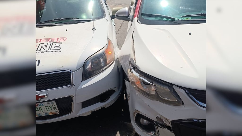 Choque de taxis en avenida 20 de Noviembre deja daños materiales