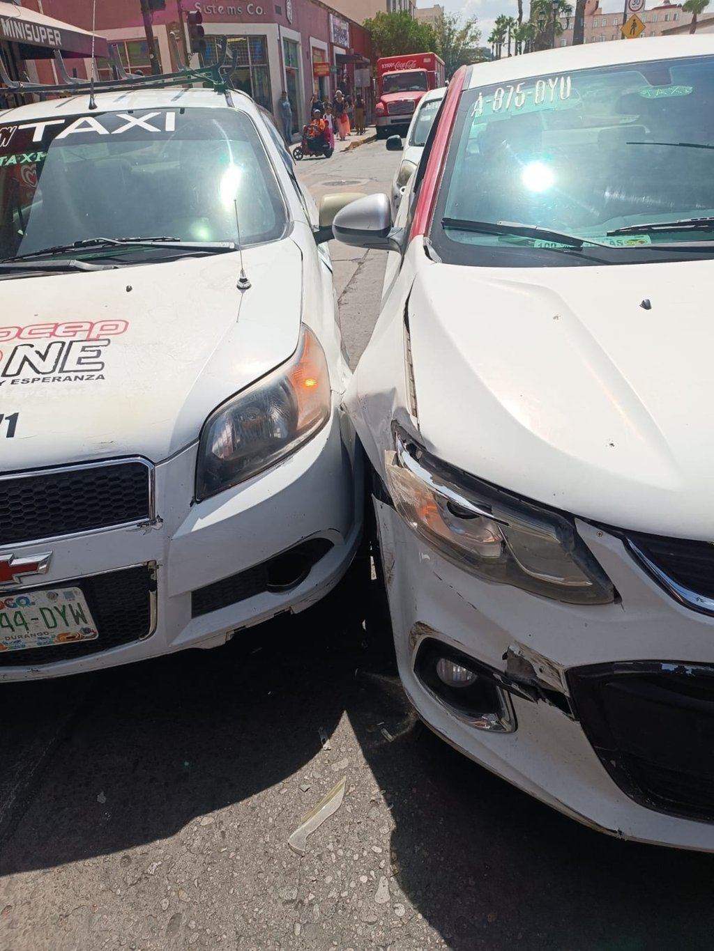 Accidente. Un par de taxistas chocaron en pleno Centro de Durango, lo que detuvo el tráfico por algunos minutos.