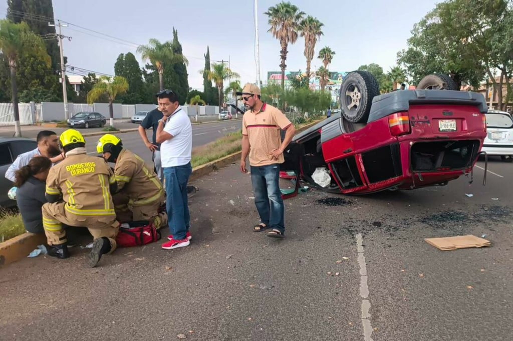 Volcadura en la colonia Azteca deja un lesionado en Durango