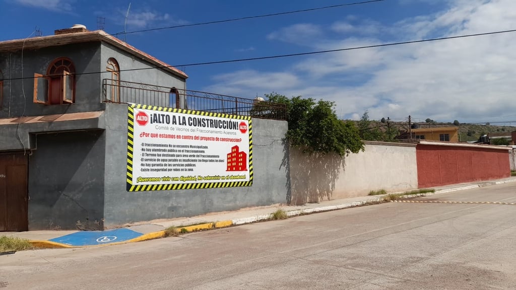 Mensajes. En distintas bardas del fraccionamiento, los vecinos han colocado lonas para mostrar su inconformidad en contra las Viviendas para el Bienestar.