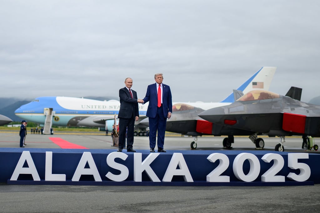 Trump y Putin marcan distancia con un saludo peculiar en Alaska | VIDEO