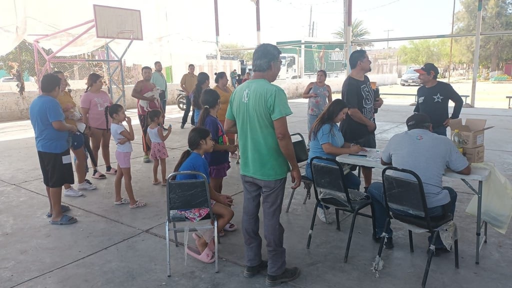 Interés. Desde temprano, decenas de familias acudieron con sus animales de compañía para recibir la atención.