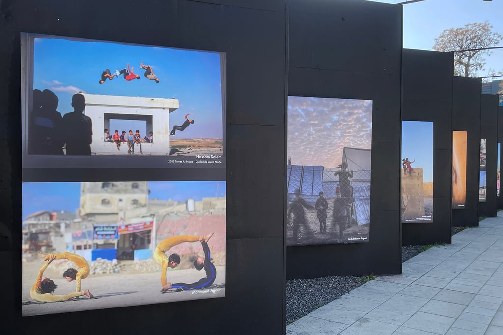 Muestra. Fotografía de un niño palestino tomada por el colectivo Gaza Habibti, parte de la exposición en Santiago.
