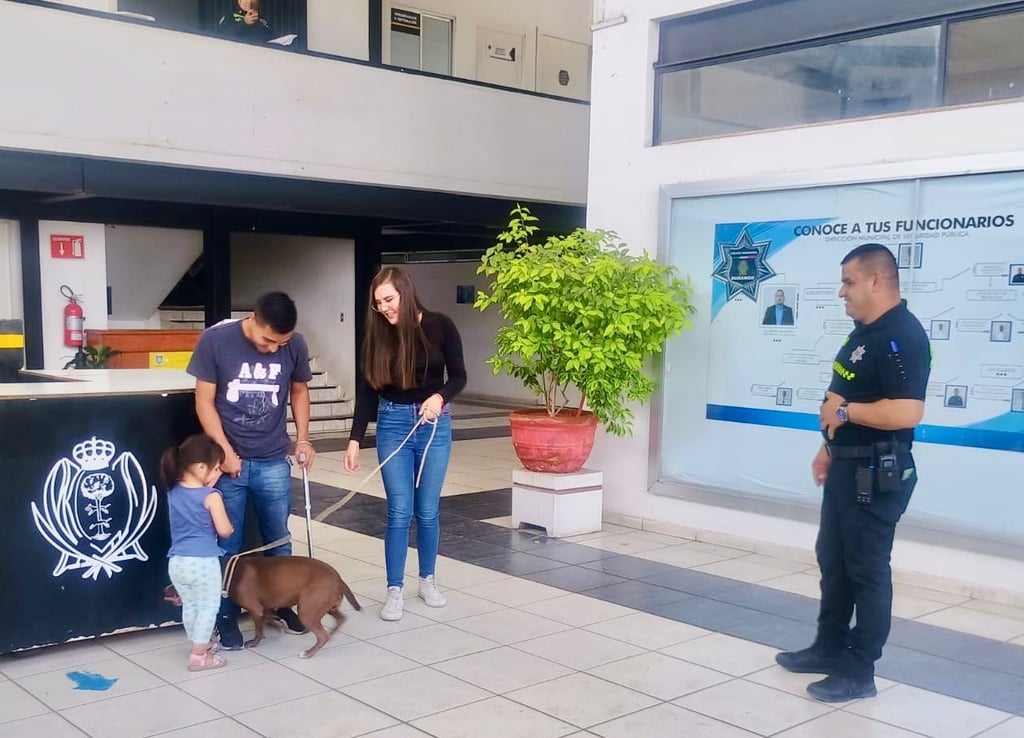Policías resguardan a perrita extraviada en Durango