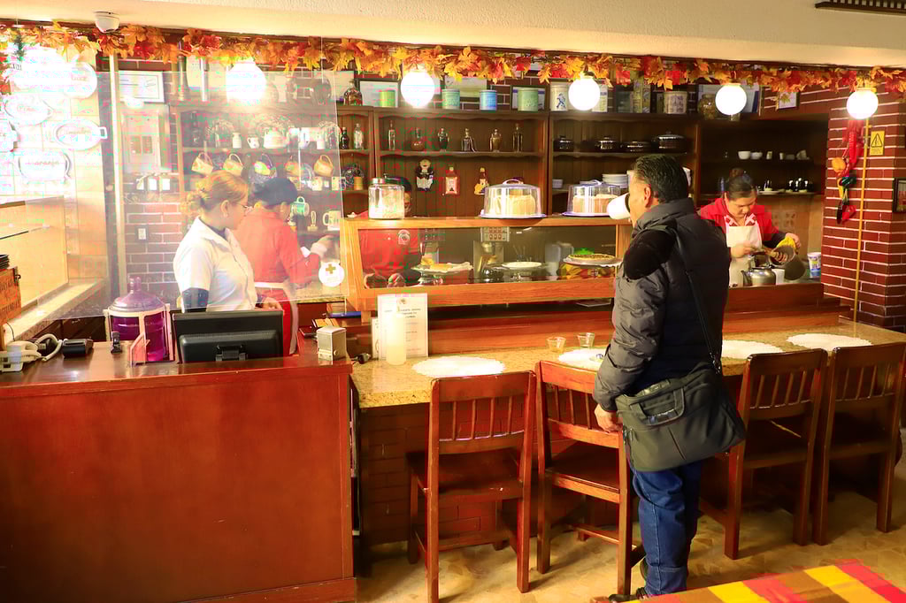 Complicado. Para los restauranteros estos meses son los más complicados del año ya que el regreso a clases impacta en una reducción en las salidas de las familias a comer.