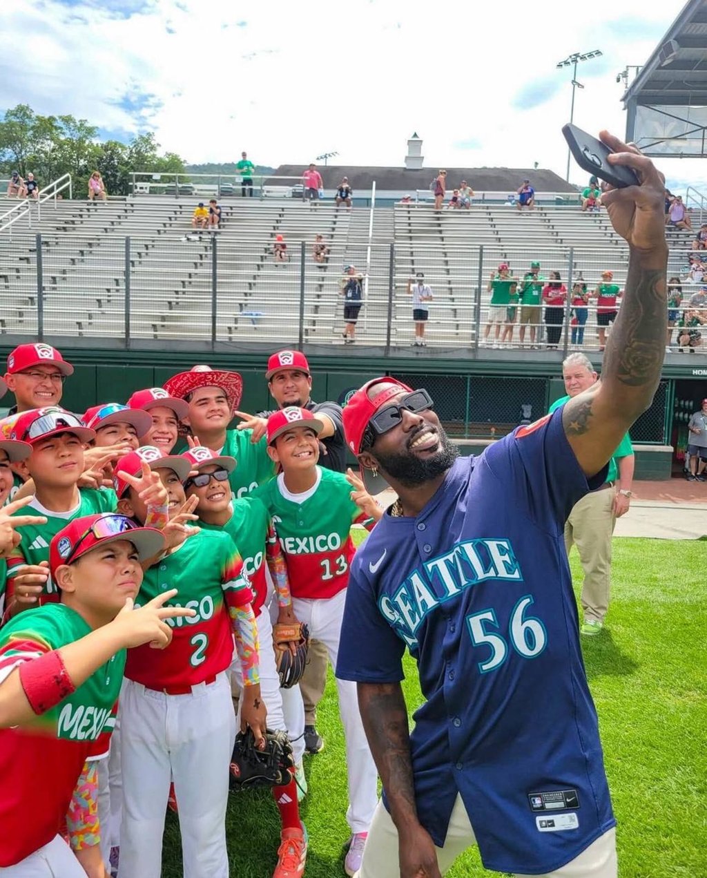 Visita. Los niños que representan a México en la Serie Mundial de Ligas Pequeñas quedaron asombrados al ver a Randy Arozarena.