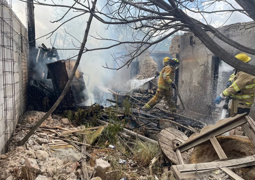 Sofocan incendio en jacal de madera, en Lerdo