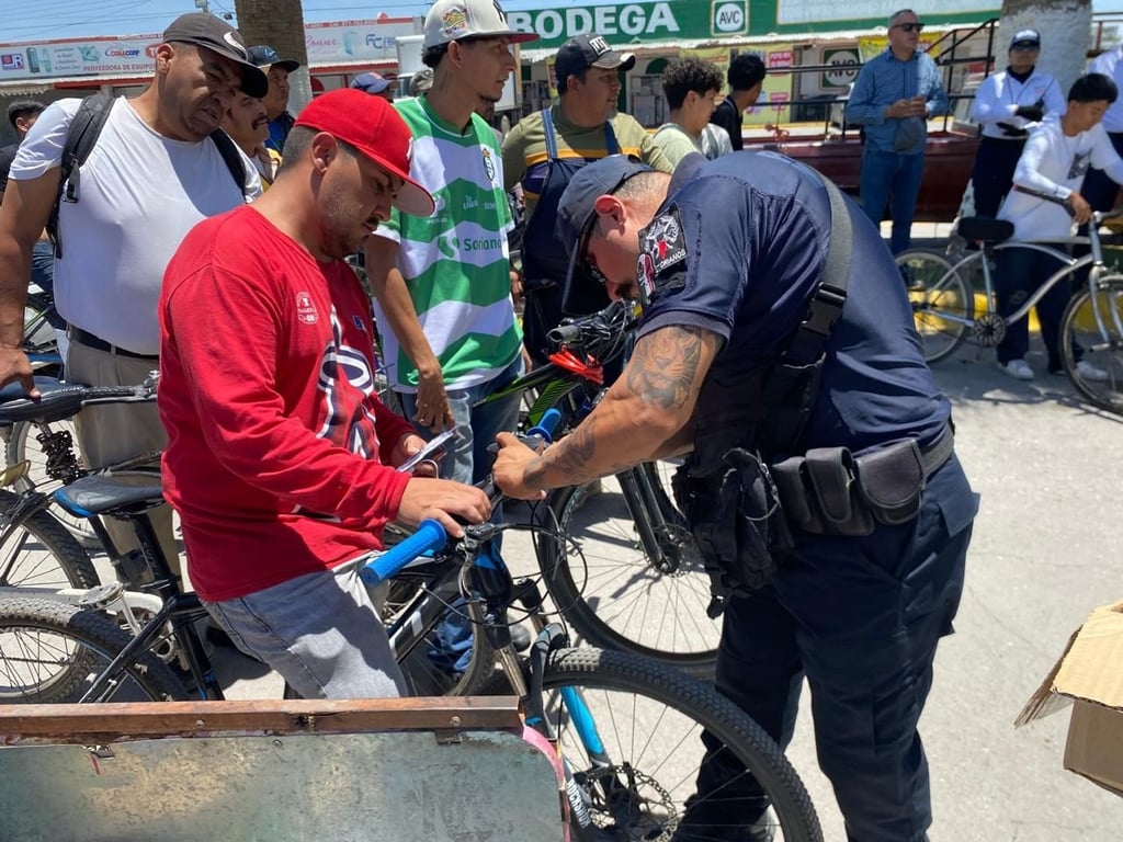 Acción. La distribución se realizó directamente en centros laborales donde existe una alta concentración de personas que se trasladan usando una bicicleta.